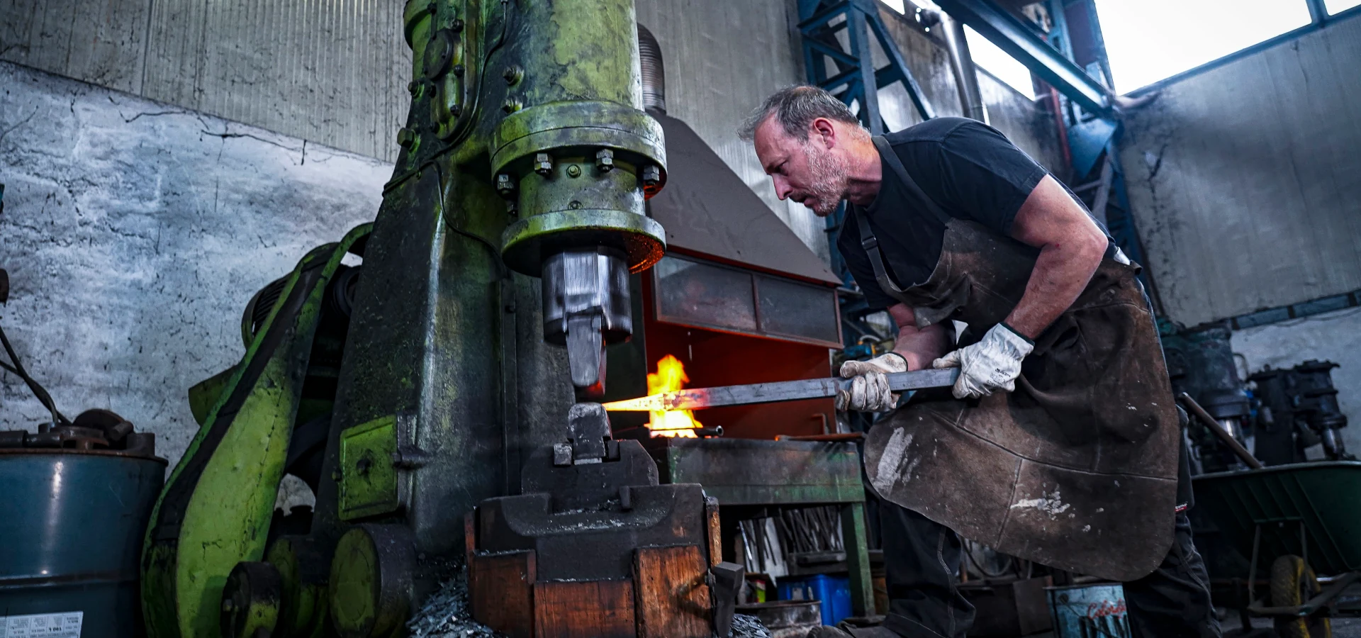 Fabbro al lavoro con il maglio nel laboratorio C.F. Ferrobattuto