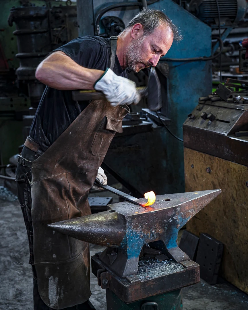Lavorazione manuale sull'incudine